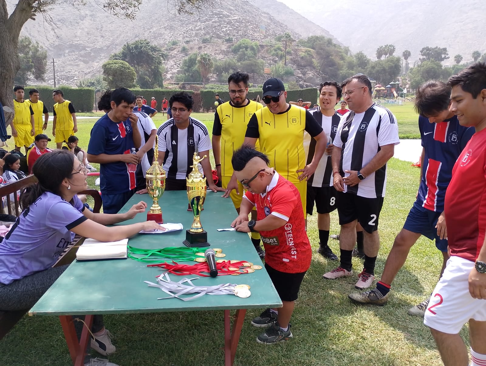 Equipos compiten por trofeos en gincana corporativa