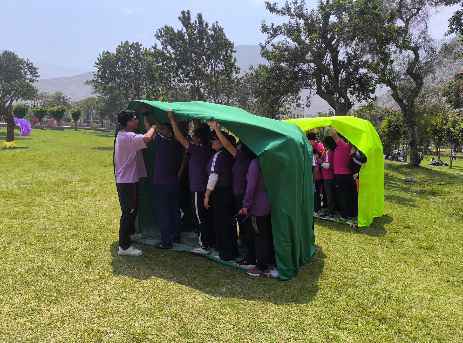 Equipos colaboran montando toldos en dinamicas de gincana