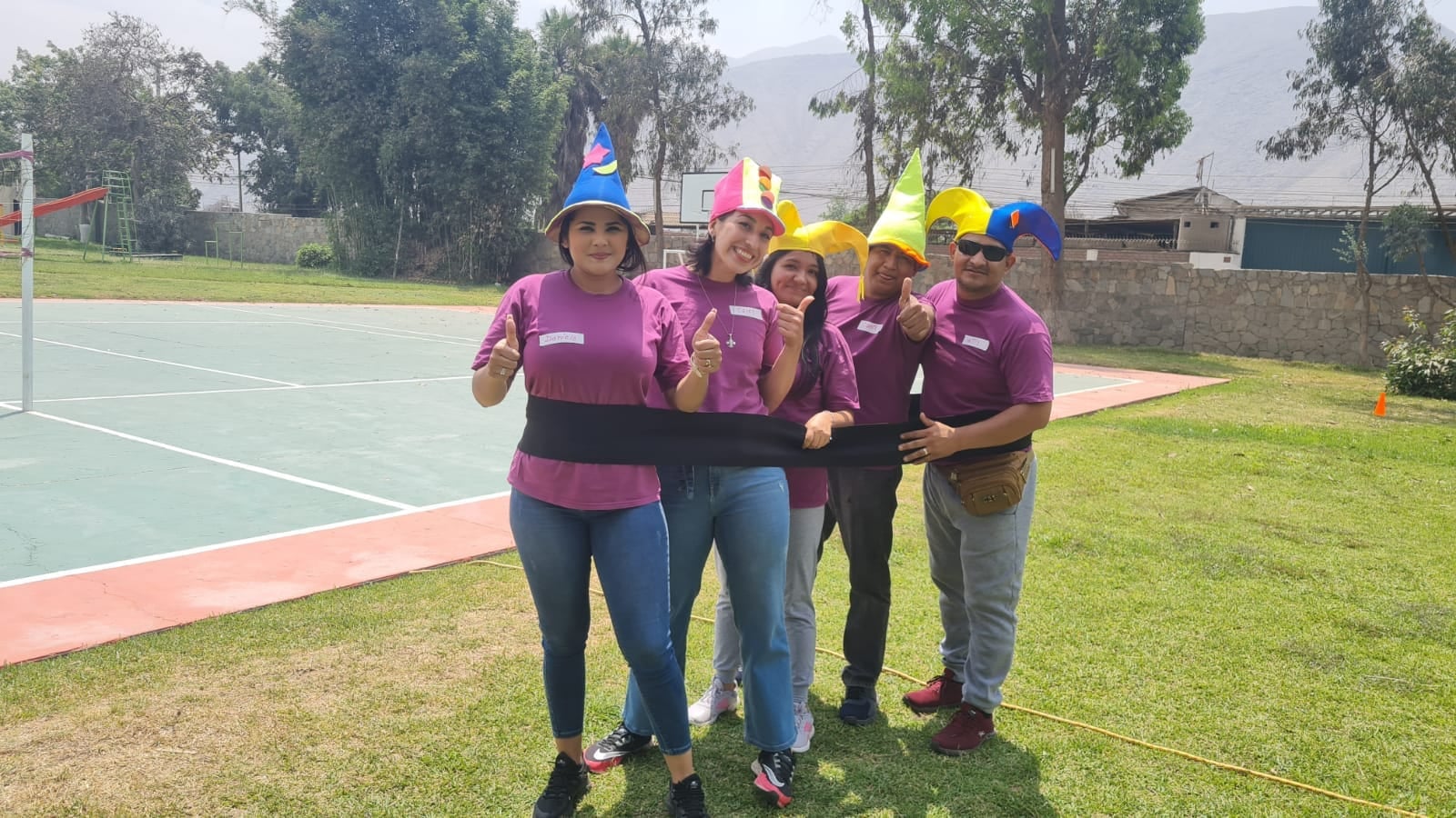Competencias recreativas con cintas y sombreros coloridos
