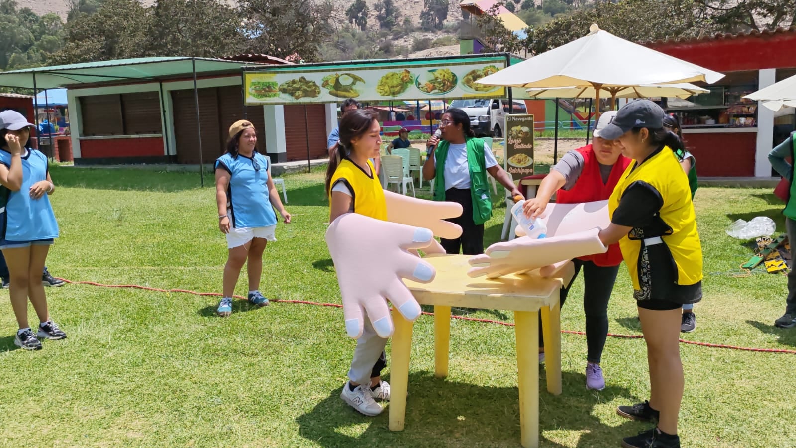 Juego de manos gigantes en mesa para team building