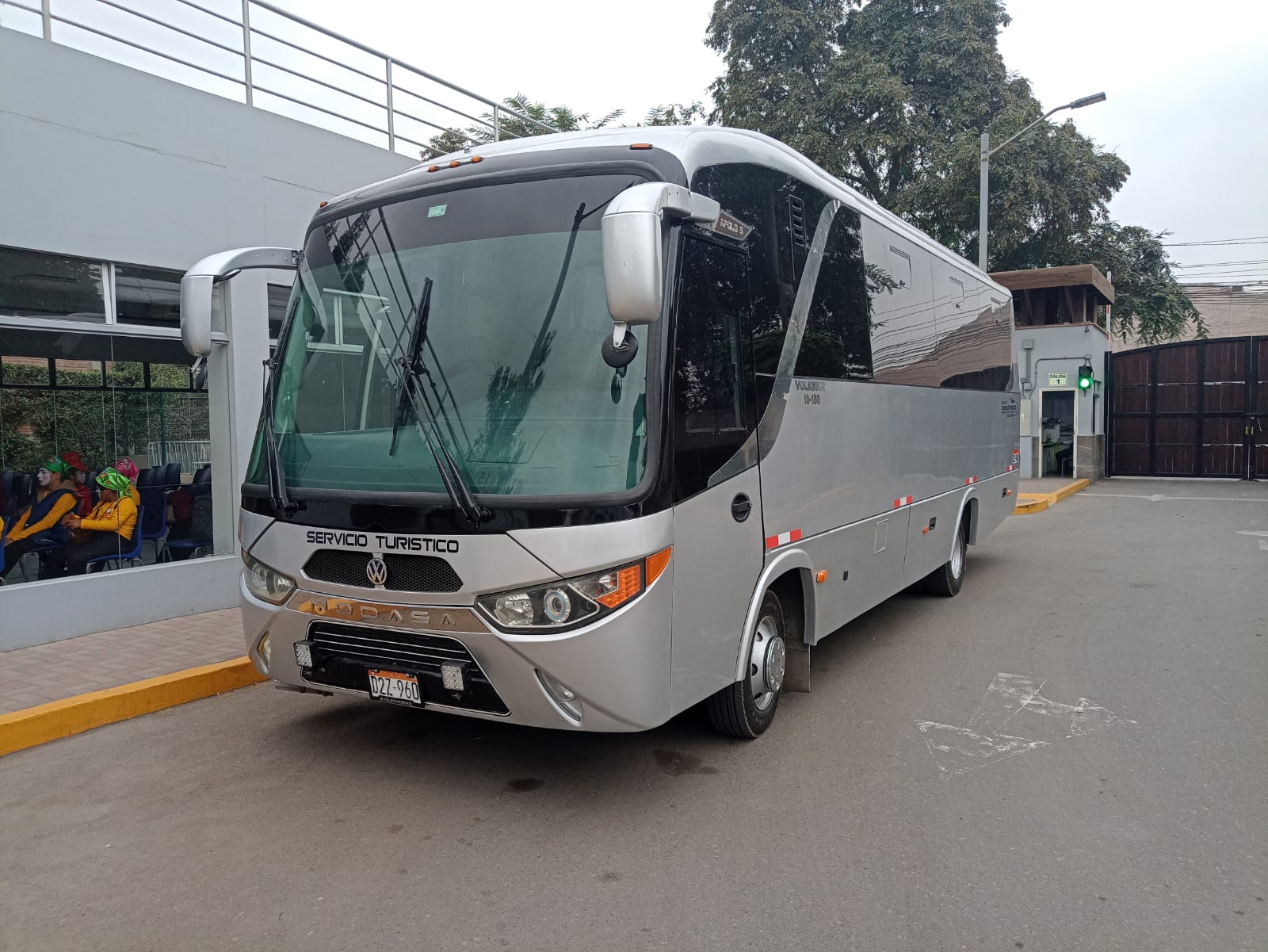 Interior de bus premium climatizado con asientos reclinables