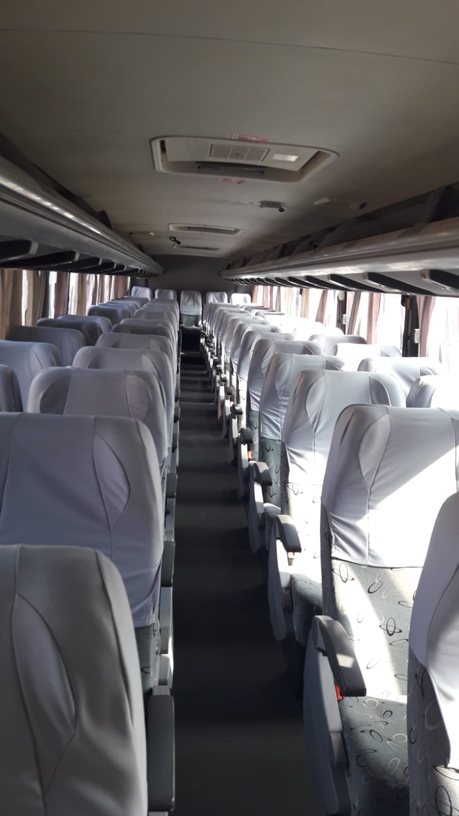 Alumnos abordando el bus con supervision de coordinadores