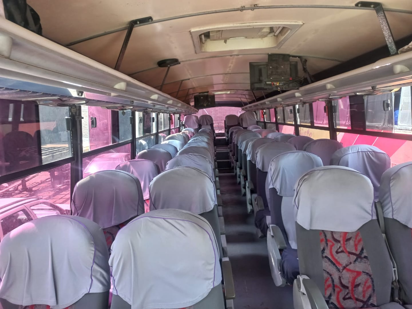Detalle de seguridad interior con cinturones y reposacabezas ajustables